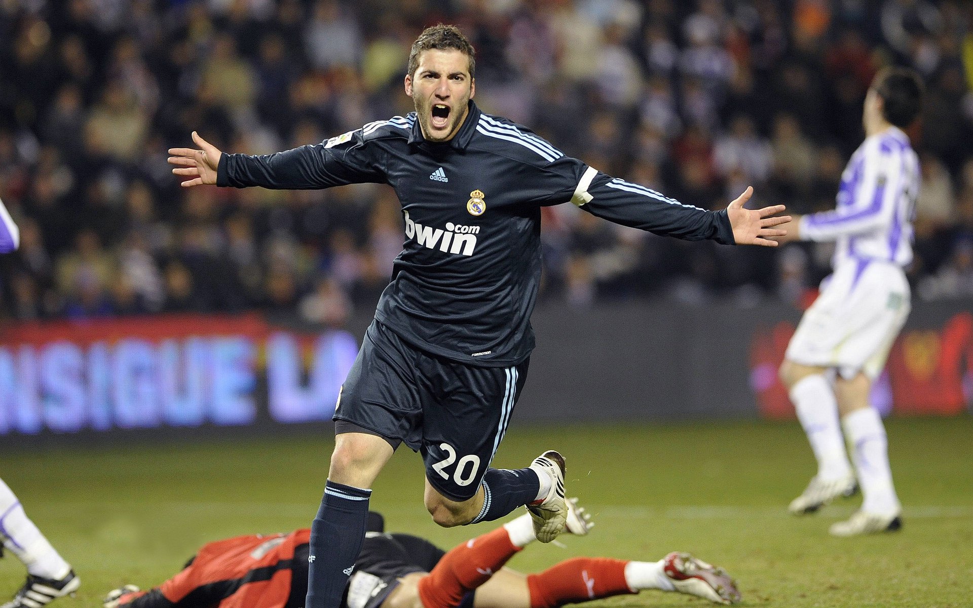 全球杯篮球比赛中球员的留念照片走红网络，篮球杯冠名